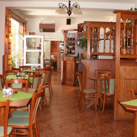 Pension-Restaurace Lugano Hřensko Buitenkant foto